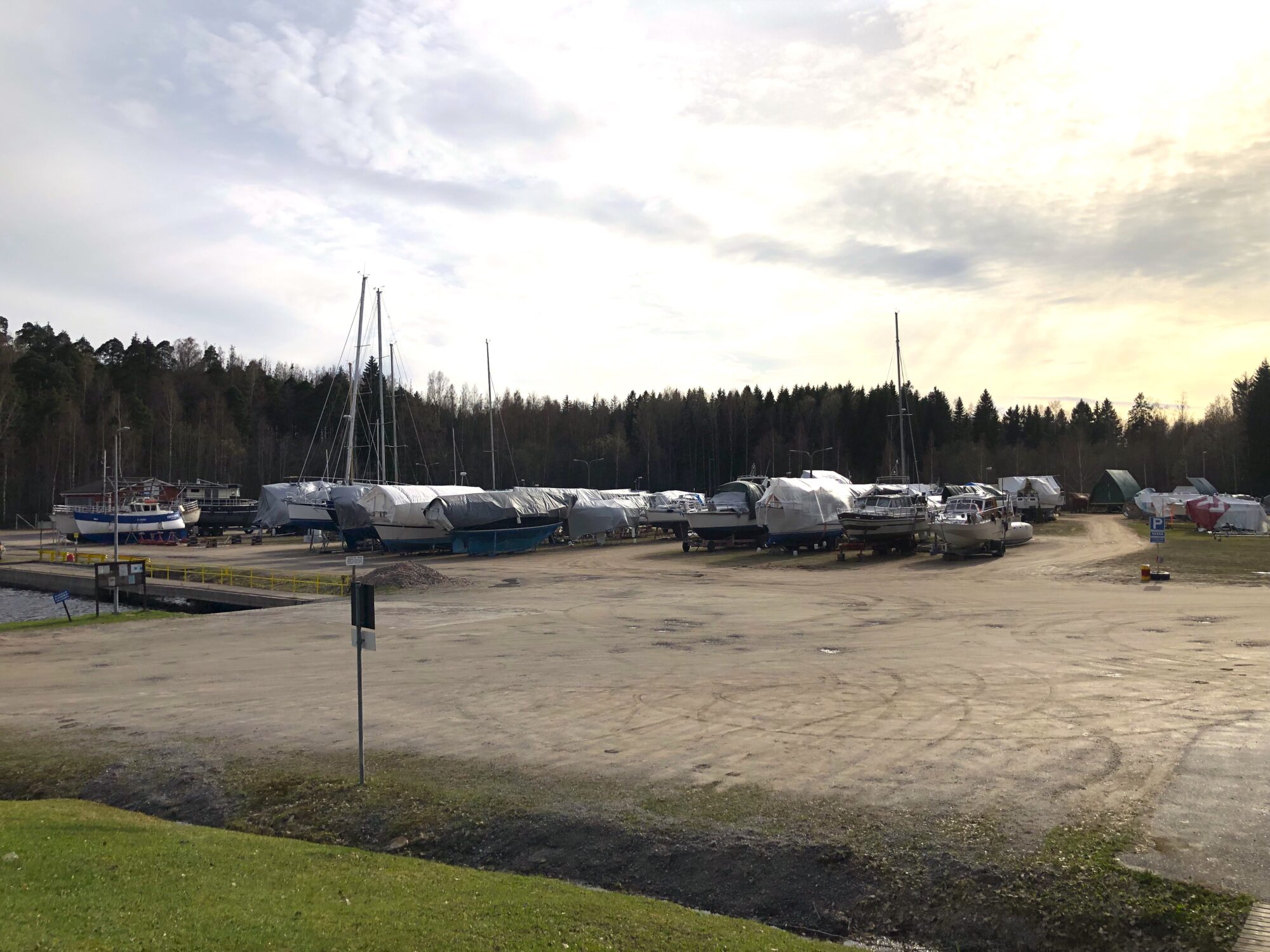 Joutsenon Veneseuran veneiden talvisäilytysalue