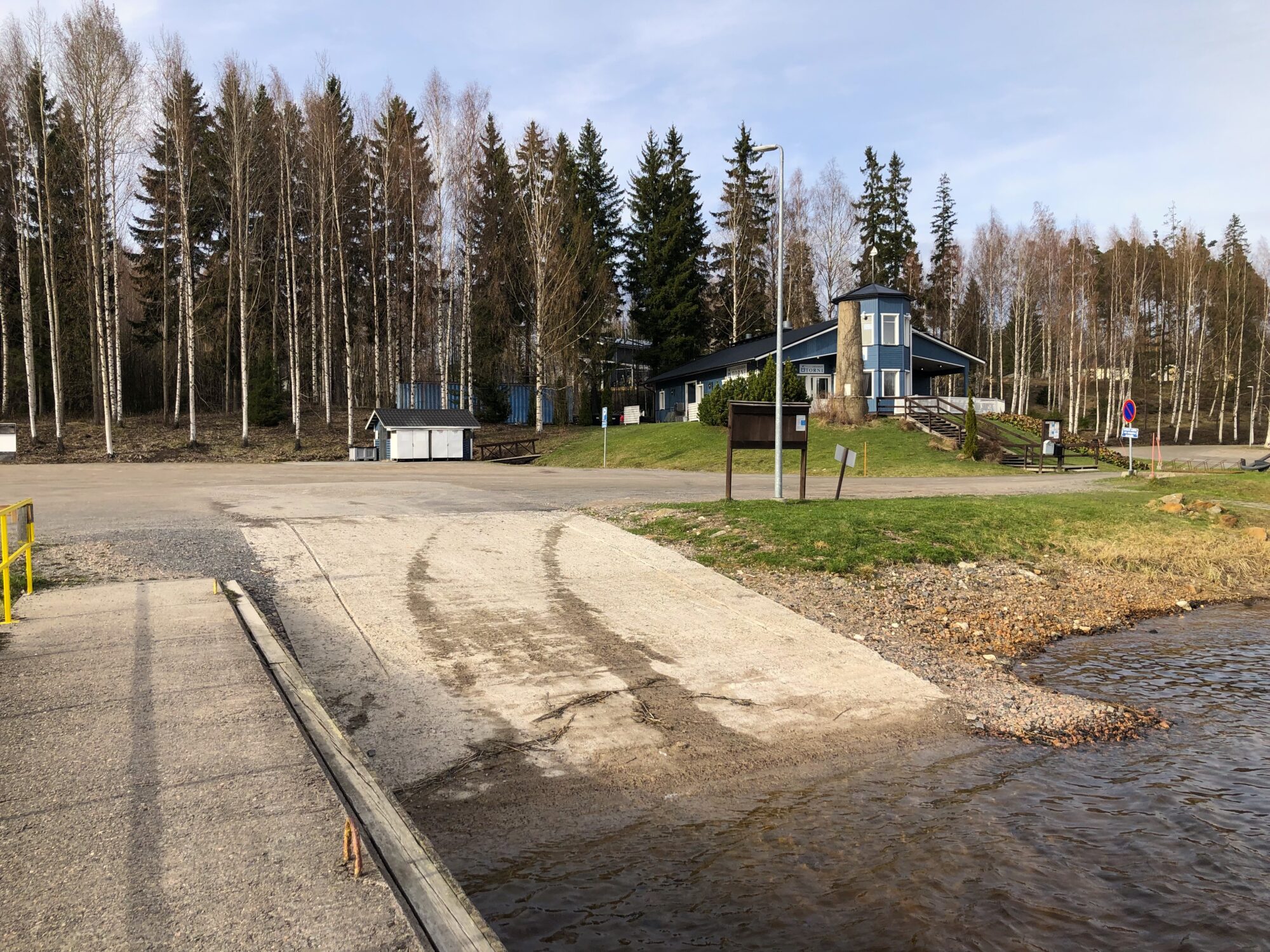 Joutsenon venesatama veneiden laskuluiska